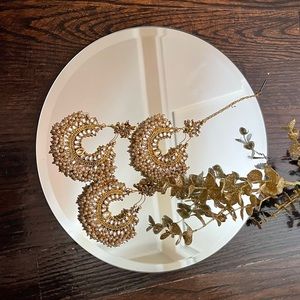 Indian bridal jewelry set. Golden with pearls.